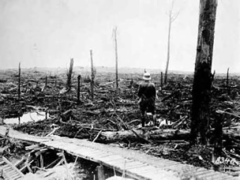 In-dem-von-den-Deutschen-gestuermten-versumpften-Kampfgelaende-von-Armentieres