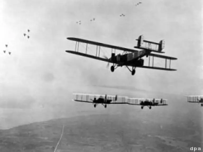 Kampfflugzeuge-ueber-dem-Schlachtfeld