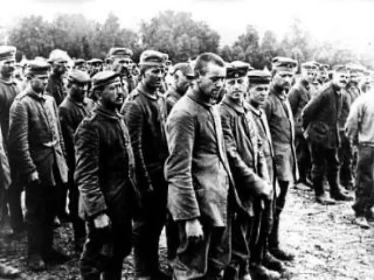 Fuer-diese-deutschen-Soldaten-ist-der-Krieg-vorbei-Sie-gehen-in-die-Gefangenschaft