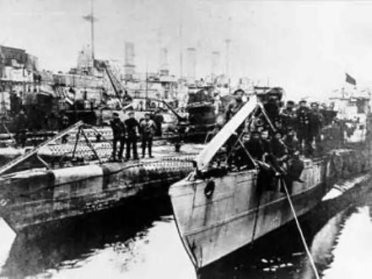 In-Deutschland-sind-inzwischen-politische-Unruhen-ausgebrochen-Anfang-November-1918-meutern-Matrosen-im-Hafen-von-Kiel