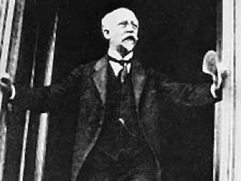 9-November-1918-Der-SPD-Politiker-Philipp-Scheidemann-ruft-vom-Reichstag-die-deutsche-Republik-aus