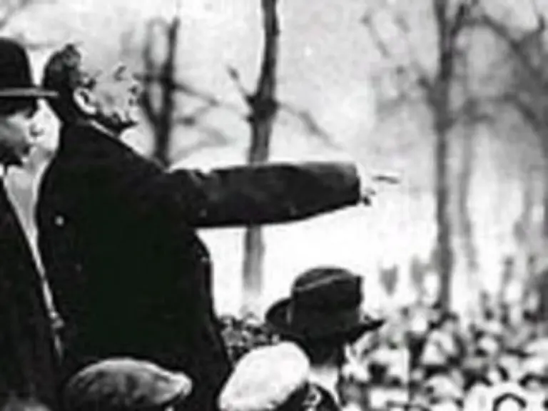 Karl-Liebknecht-verkuendet-zwei-Stunden-spaeter-die-freie-sozialistische-Republik-vom-Balkon-des-Berliner-Schlosses