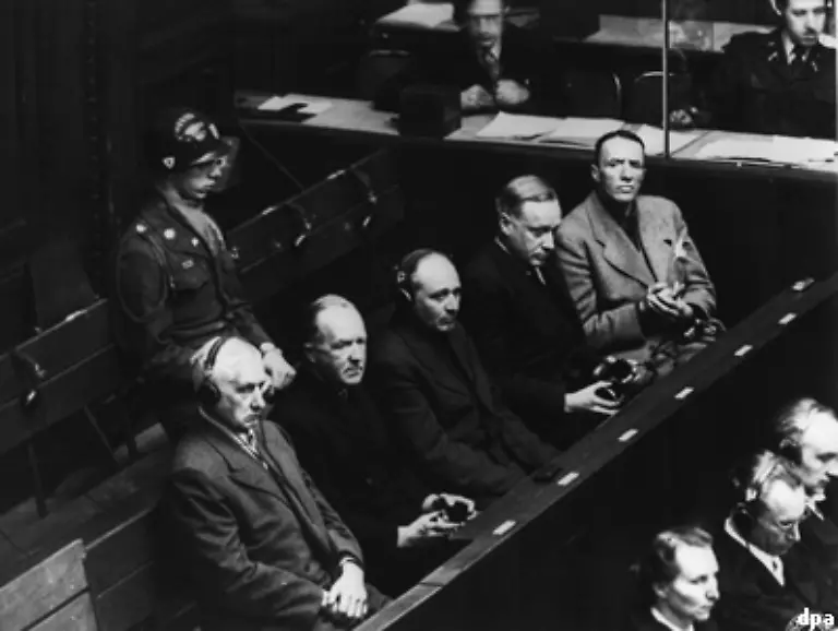 Im-Anschluss-an-den-Hauptprozess-fanden-die-zwoelf-Nuernberger-Nachfolgeprozesse-statt-Zu-den-42-beschuldigten-Industriellen-und-Bankiers-gehoerten-auch-Friedrich-Flick-Otto-Steinbrinck-Konrad-Kaletsch-Bernhard-Weiss-und-Hermann-Terberger-v-l