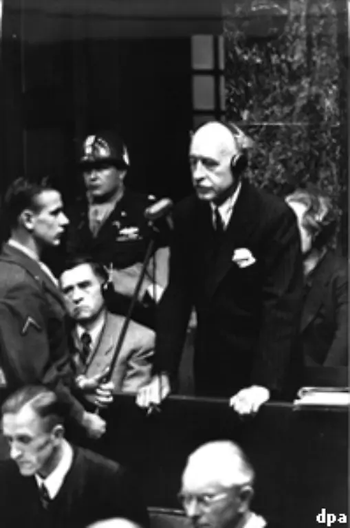 Auf-nicht-schuldig-plaedierte-der-ehemalige-Verkaufsleiter-des-Chemieunternehmens-IG-Farben-Georg-von-Schnitzler-Weil-er-im-Zweiten-Weltkrieg-franzoesische-und-polnische-Chemiebetriebe-ausgebeutet-hatte-um-die-Vormachtstellung-der-IG-Farben-in-Europa-zu-sichern-wurde-er-zu-vier-Jahren-Freiheitsstrafe-verurteilt
