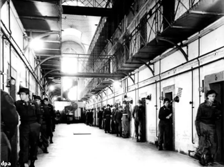Die-Angeklagten-sassen-waehrend-des-Verfahrens-im-benachbarten-Gefaengnis-das-durch-unterirdische-Gaenge-mit-dem-Gerichtssaal-verbunden-war-Obwohl-Wachposten-rund-um-die-Uhr-die-Zellen-ueberwachten-konnten-die-Selbstmorde-von-Hermann-Goering-und-Robert-Ley-nicht-verhindert-werden