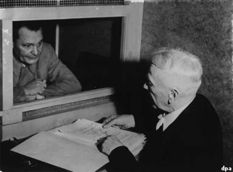 Hermann-Goering-Reichsmarschall-und-Oberbefehlshaber-der-Luftwaffe-hier-im-Gespraech-mit-seinem-Verteidiger-beging-am-Vorabend-seiner-Hinrichtung-Selbstmord-mit-einer-Blausaeure-Kapsel