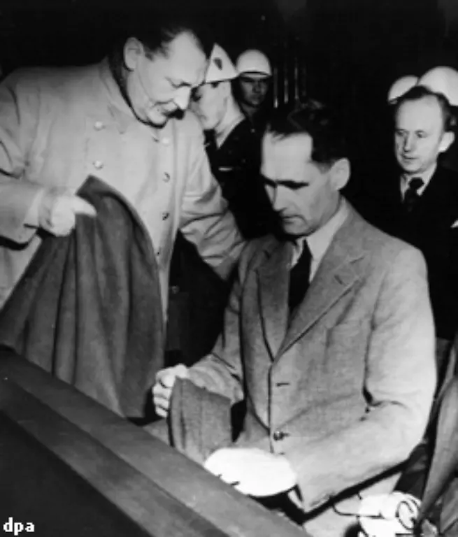 Hitler-Stellvertreter-Rudolf-Hess-vorne-rechts-wurde-zu-lebenslanger-Haft-verurteilt-Vor-Gericht-sagte-er-zu-seinen-Taten-nur-lakonisch-Ich-kann-mich-nicht-erinnern-Von-1966-bis-zu-seinem-Tod-1987-war-er-der-einzige-Insasse-des-britischen-Militaergefaengnisses-in-Berlin-Spandau