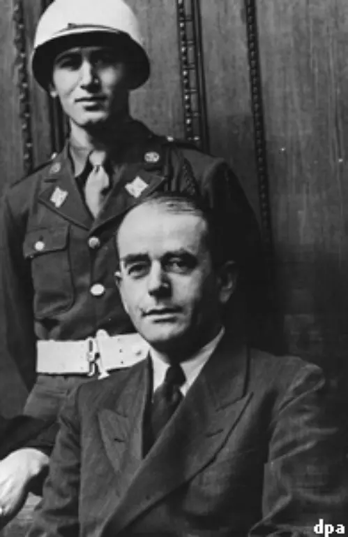 Albert-Speer-Architekt-und-Ruestungsminister-zeigte-hingegen-Reue-Es-gibt-eine-gemeinsame-Verantwortung-fuer-so-schreckliche-Verbrechen-Speer-musste-20-Jahre-hinter-Gitter-Er-sass-bis-1966-in-der-Festung-Spandau-und-starb-1981-an-den-Folgen-eines-Schlaganfalls