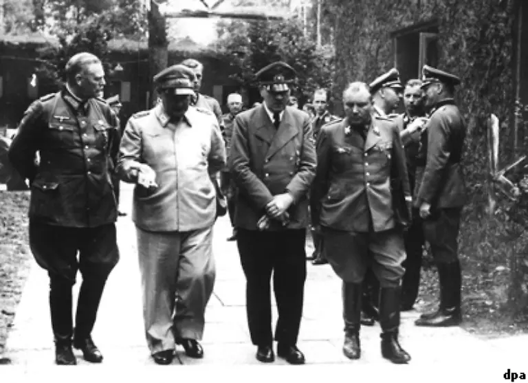 Martin-Bormann-r-der-engste-Mitarbeiter-Hitlers-im-Fuehrerhauptquartier-war-seit-Kriegsende-verschwunden-In-Abwesenheit-wurde-ueber-ihn-das-Todesurteil-verhaengt-Generalfeldmarschall-Wilhelm-Keitel-l-Chef-des-Oberkommandos-der-Wehrmacht-erhielt-ebenfalls-das-Todesurteil-Vor-Gericht-rechtfertigte-er-sich-Fuer-einen-Soldaten-sind-Befehle-Befehle