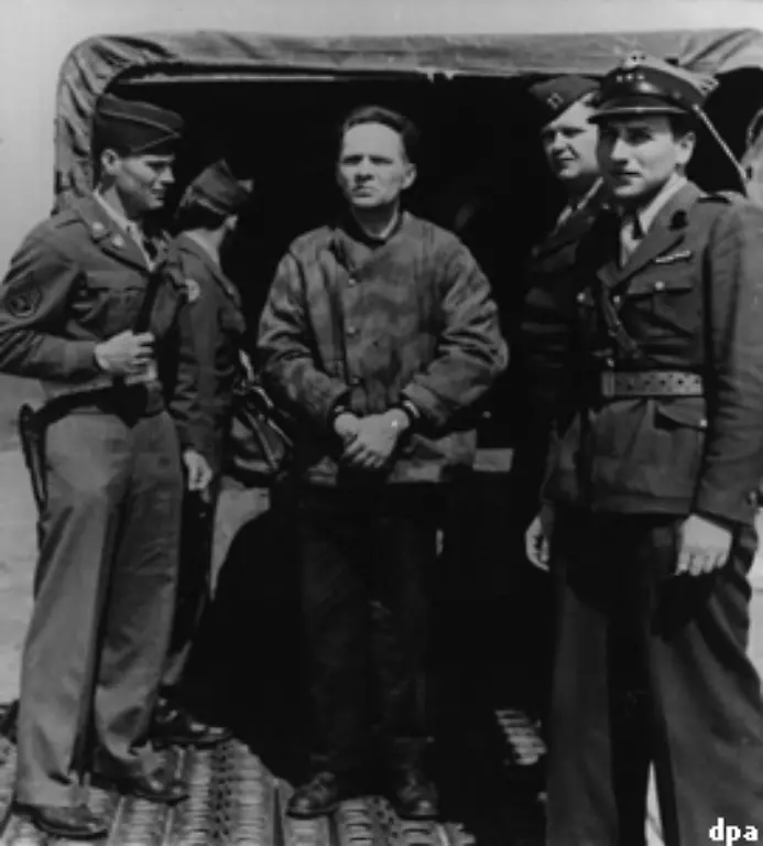 Der-beruechtigte-Kommandant-des-Vernichtungslagers-Auschwitz-Rudolf-Hoess-hier-bei-seiner-Auslieferung-an-Polen-wurde-als-Zeuge-zu-den-Nuernberger-Prozessen-geladen-Am-2-April-1947-wurde-Hoess-in-Warschau-zum-Tode-verurteilt-am-16-April-1947-vor-seiner-ehemaligen-Residenz-in-Auschwitz-erhaengt