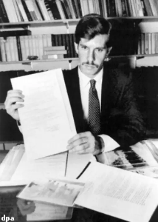 Die-Aufklaerung-von-Nazi-Verbrechen-ist-bis-heute-nicht-abgeschlossen-Auch-Eli-Rosenbaum-Direktor-der-Abteilung-fuer-Sonderermittlungen-im-US-Justizministerium-ist-weiter-auf-der-Spur-ehemaliger-Nazi-Schergen-Seit-Gruendung-der-Behoerde-1979-wurden-100-Amerikanern-mit-NS-Vergangenheit-die-Staatsbuergerschaft-entzogen-der-groesste-Teil-ausgewiesen