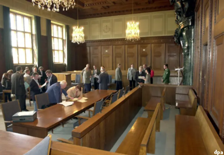 Allein-in-diesem-Jahr-wollten-13-000-Menschen-den-Ort-des-Geschehens-besichtigen-Auf-Grund-des-grossen-Interesses-wird-nun-erwogen-den-Schwurgerichtssaal-600-oefter-als-lediglich-am-Wochenende-fuer-Publikums-Fuehrungen-zu-oeffnen