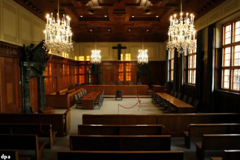 Der-Schauplatz-der-Nuernberger-Prozesse-soll-eine-nationale-Gedenkstaette-mit-Museum-werden-Im-Dachgeschoss-des-Justizgebaeudes-soll-eine-Dauerausstellung-eingerichtet-werden-Zugleich-sollen-Fenster-einen-Blick-in-den-Saal-erlauben-in-dem-noch-heute-Prozesse-stattfinden
