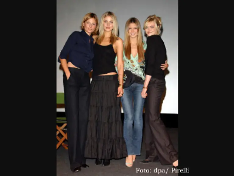 Die-Models-Bridget-Hall-Lisa-Seifert-Heidi-Klum-und-Sophie-Dahl-praesentierten-den-Pirelli-Kalender-2003-in-London