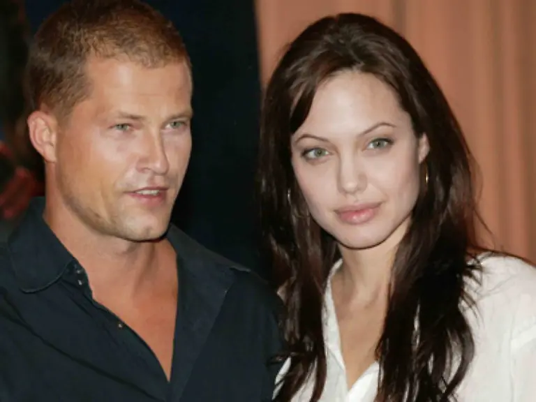 da-mit-Angelina-Jolie-2003-bei-der-Premiere-des-gemeinsamen-Films-Tomb-Raider-II