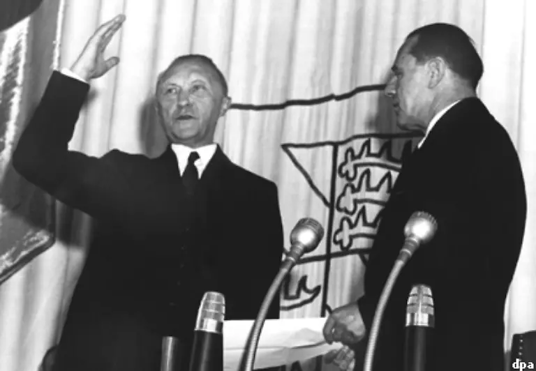 Konrad-Adenauer-CDU-wird-am-20-September-1949-durch-Bundestagspraesident-Erich-Koehler-r-als-erster-Kanzler-der-Bundesrepublik-Deutschland-vereidigt-Zum-Bundeskanzler-wurde-er-fuenf-Tage-zuvor-mit-einer-Stimme-Mehrheit-seiner-eigenen-gewaehlt