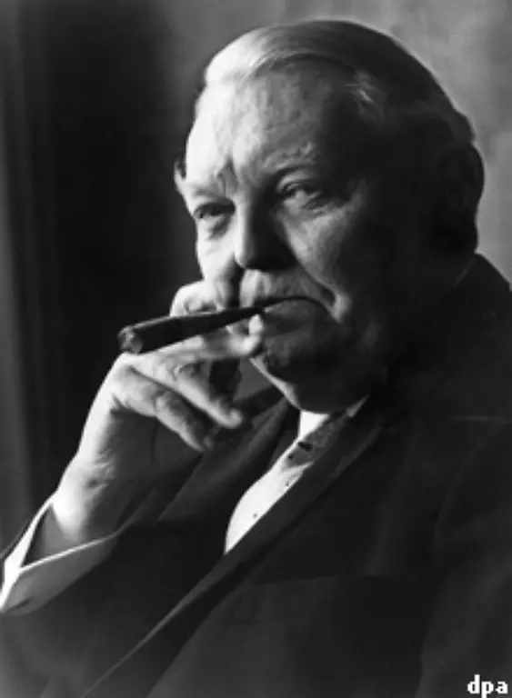 Als-Wirtschaftsminister-im-Kabinett-Adenauer-1949-bis-1963-wurde-Ludwig-Erhard-der-Vater-des-deutschen-Wirtschaftswunders-Der-kann-es-nicht-sagte-Adenauer-ueber-Erhard-Kanzler-wurde-er-trotzdem-1963-bis-1966-Die-Zigarre-wurde-zum-Symbol-fuer-den-Wohlstand-den-die-rauchenden-Schornsteine-der-Fabriken-versprachen