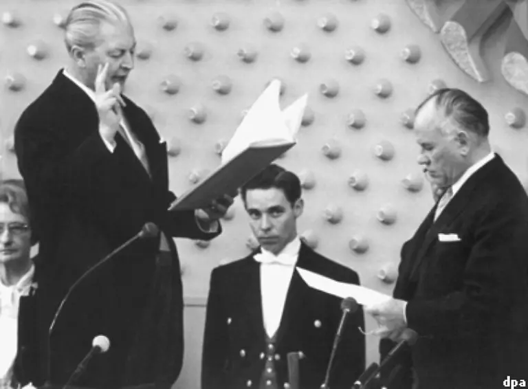 Als-Nachfolger-von-Ludwig-Erhard-wurde-Kurt-Georg-Kiesinger-am-1-Dezember-1966-Bundeskanzler-der-ersten-grossen-Koalition-auf-Bundesebene-Haeuptling-Silberzunge-erarbeitete-sich-in-drei-Jahren-als-Kanzler-seinen-Ruf-als-wandelnder-Vermittlungsausschuss