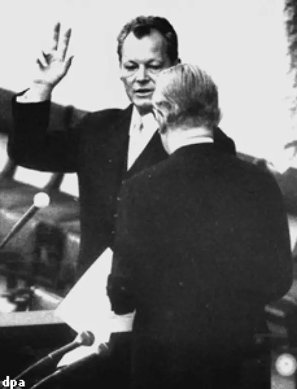 Am-21-Oktober-1969-wurde-Bundeskanzler-Willy-Brandt-vom-Bundestagspraesidenten-Kai-Uwe-von-Hassel-im-Bonner-Bundestag-vereidigt-Mit-der-Wahl-des-SPD-Politikers-Brandt-zum-ersten-sozialdemokratischen-Bundeskanzler-der-Bundesrepublik-begann-vor-30-Jahren-eine-neue-Aera-in-der-Nachkriegsgeschichte-Deutschlands