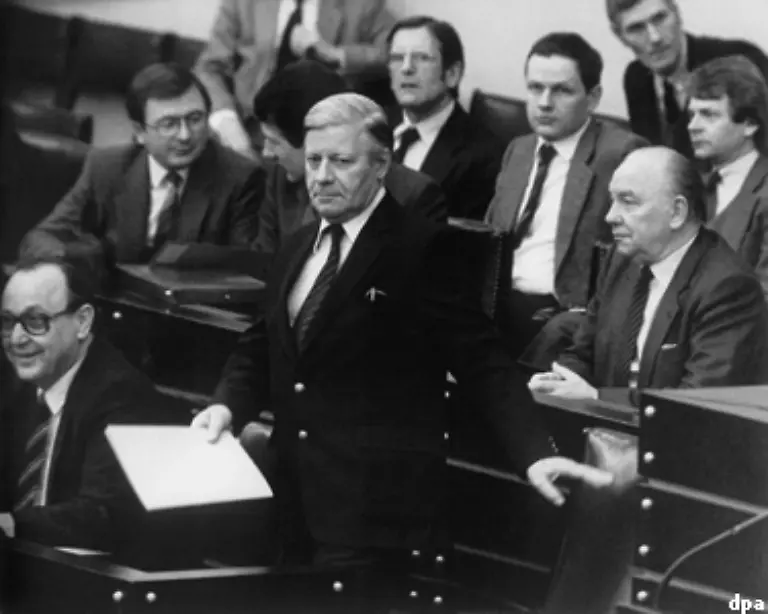 Nach-dem-Ruecktritt-von-Bundeskanzler-Willy-Brandt-wurde-Schmidt-am-16-Mai-1974-zum-Bundeskanzler-gewaehlt-Die-groessten-Herausforderungen-in-seiner-Amtszeit-waren-die-Oelkrise-in-den-1970er-Jahren-und-der-Terrorismus-der-Roten-Armee-Fraktion-im-so-genannten-Deutschen-Herbst