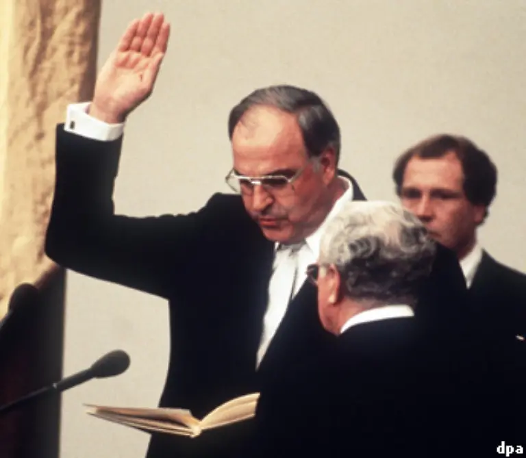 Helmut-Schmidt-wurde-am-01-Oktober-1982-per-Misstrauensvotum-gestuerzt-An-seine-Stelle-trat-der-CDU-Parteivorsitzende-Helmut-Kohl-der-vor-Bundestagspraesident-Richard-Stuecklen-den-Amtseid-ablegte-Mit-16-Jahren-hielt-sich-Kohl-so-lange-wie-kein-anderer-Kanzler