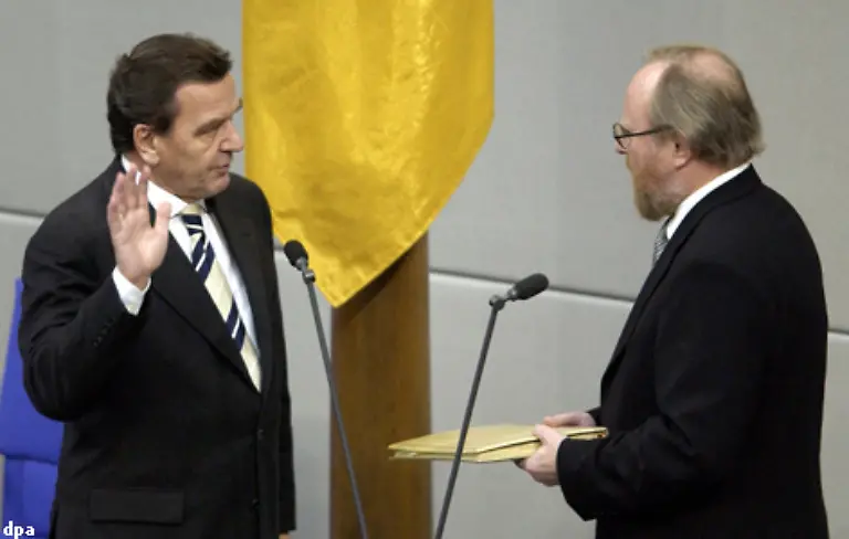 Bundeskanzler-Gerhard-Schroeder-SPD-leistete-nach-seiner-Wiederwahl-2002-im-Berliner-Reichstagsgebaeude-seinen-Amtseid-auf-das-Grundgesetz-das-ihm-Bundestagspraesident-Wolfgang-Thierse-SPD-haelt-Gerhard-Schroeder-verzichtete-als-erster-Bundeskanzler-auf-den-Zusatz-So-wahr-mir-Gott-helfe