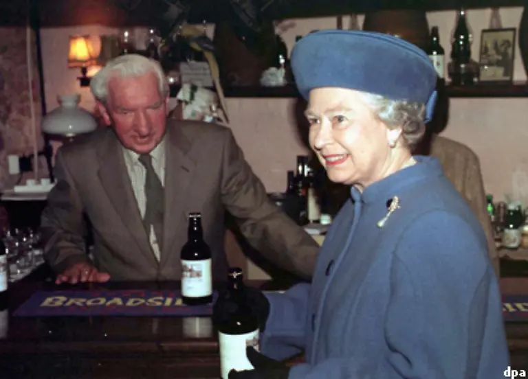 Koenigin-Elizabeth-II-hoechstpersoenlich-verkuendete-die-Aufhebung-der-Sperrstunde-Meine-Regierung-wird-die-festen-Oeffnungszeiten-fuer-Pubs-abschaffen-gab-sie-bekannt-Ihr-selbst-wird-an-der-neuen-Regel-nur-wenig-gelegen-sein-Ihr-erster-und-bis-heute-einziger-Pub-Besuch-datiert-aus-dem-Jahr-1998