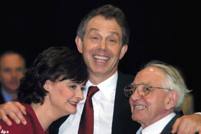 Jetzt-herrscht-Glueckseligkeit-im-ganzen-Land-Tony-Blairs-Labour-Regierung-setzte-nach-90-Jahren-der-so-genannten-last-order-ein-Ende-Kuenftig-duerfen-die-Pubs-in-England-und-Wales-auch-nach-23-Uhr-Bier-ausschenken