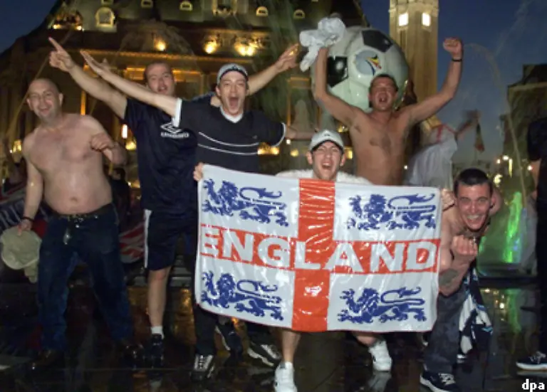 Szenen-wie-hier-nach-einem-Fussballspiel-duerften-sich-abgespielt-haben-Seit-1915-galt-Um-23-Uhr-werden-die-Zapfhaehne-zugedreht-Die-alte-Bestimmung-war-Touristen-seit-jeher-ein-Raetsel-Im-Ersten-Weltkrieg-sollte-die-Regel-sicher-stellen-dass-die-Munitionsarbeiter-rechtzeitig-ins-Bett-gingen-Vorher-waren-sie-morgens-regelmaessig-sturzbetrunken-in-der-Fabrik-erschienen