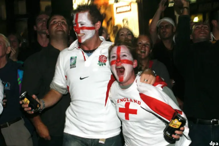 Kuenftig-kommen-die-Englaender-auch-ohne-Dosenbier-Reserve-durch-die-Nacht-Rund-um-die-Uhr-werden-frisch-gezapftes-Guinness-Lager-und-Ale-verfuegbar-sein