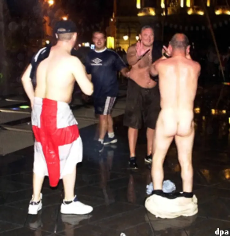 Bisher-trafen-sich-die-auf-die-verschiedenen-Pubs-verteilten-Englaender-puenktlich-nach-Ausschank-Ende-auf-den-Strassen-wieder-Im-guenstigsten-Fall-kam-es-dabei-zu-Verbruederungsszenen-wie-dieser-im-schlechtesten-Fall-zu-handfesten-Auseinandersetzungen