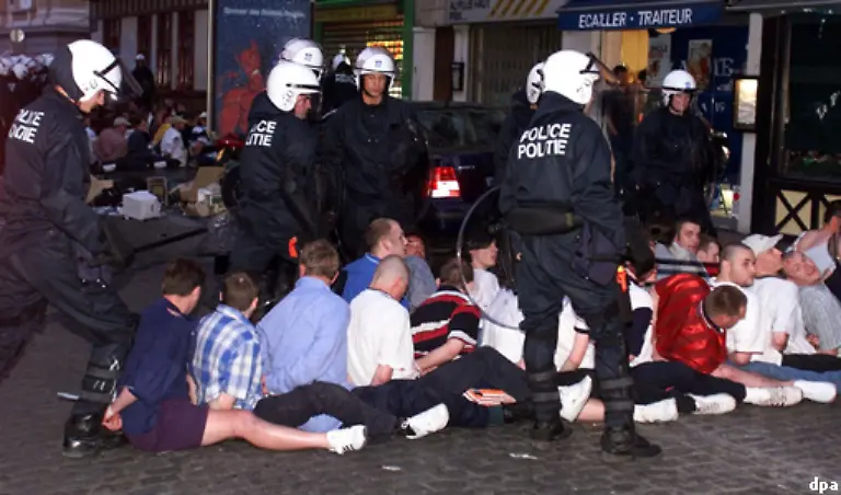 Die-Polizei-stellte-es-vor-grosse-Herausforderungen-wenn-die-betrunkenen-Pub-Gaeste-aufeinander-los-gingen-Diese-englischen-Fans-bildeten-auf-Anregung-der-belgischen-Ordnungskraefte-eine-Menschenschlange-eine-weitere-britische-Eigenheit-die-sich-Kontinental-Europaeern-nicht-auf-Anhieb-erschliesst
