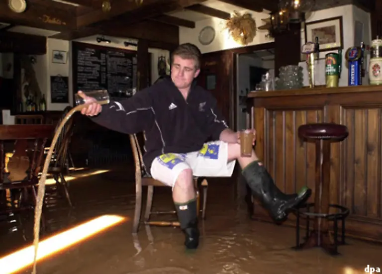 Bevor-nun-angesichts-der-Liberalisierung-der-Ansturm-auf-die-Pubs-begann-trafen-die-Betreiber-noch-die-letzten-Vorbereitungen