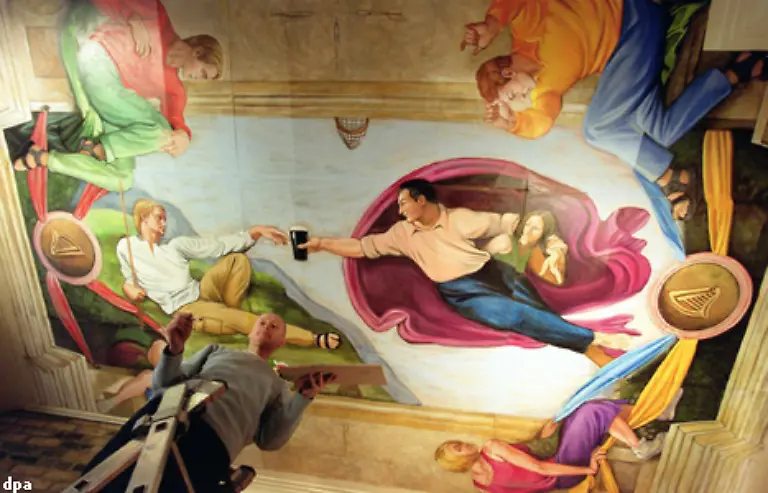 Die-Gaeste-muessen-kuenftig-nicht-mehr-hastig-ihre-Biere-stuerzen-um-rechtzeitig-betrunken-zu-werden-Ein-findiger-Wirt-richtete-sich-bereits-darauf-ein-dass-seine-Gaeste-einen-Blick-fuer-ihre-Umgebung-entwickeln-koennten-und-verschoenerte-sein-Lokal-mit-einem-themengerechten-Deckenfresko