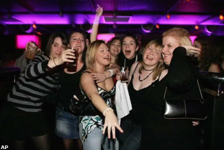 Bevor-das-neue-Recht-ab-Mitternacht-Wirkung-erlangte-durften-die-Kneipenbesitzer-ihren-Gaesten-eine-Stunde-lang-nichts-nachschenken-Der-Stimmung-dieser-Besucherinnen-tat-die-kurze-Pause-keinen-Abbruch