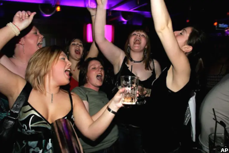 Bisher-lief-alles-etwas-gehetzt-Um-22-50-Uhr-wurden-die-letzten-Bestellungen-aufgenommen-um-23-00-Uhr-wurde-der-Zapfhahn-zugedreht-und-bis-23-10-Uhr-musste-man-ausgetrunken-haben-Damit-ist-nun-Schluss