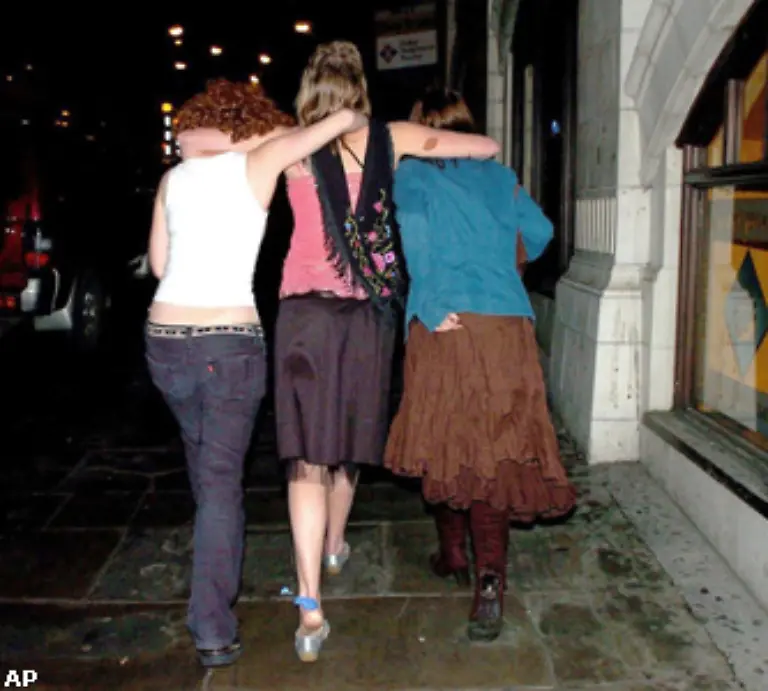 Den-Heimweg-traten-diese-Drei-erst-in-den-fruehen-Morgenstunden-an