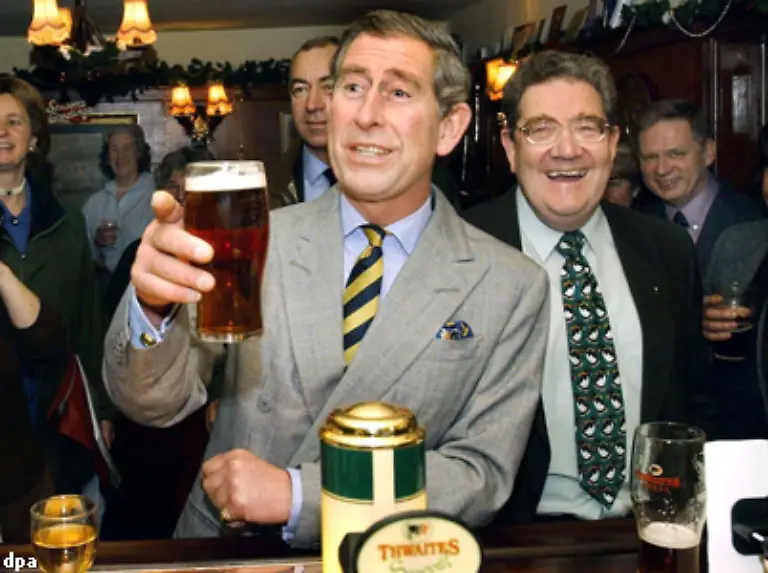 Auch-Prinz-Charles-profitiert-von-der-Reform-Er-vertreibt-sich-gerne-mit-ein-paar-Freunden-und-einem-Pint-im-Pub-die-Zeit