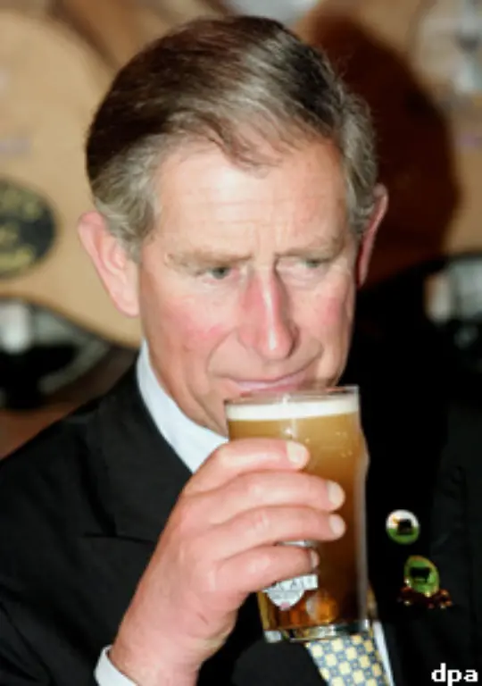 Ganz-volksnah-geniesst-der-Prinz-sein-Bier-133