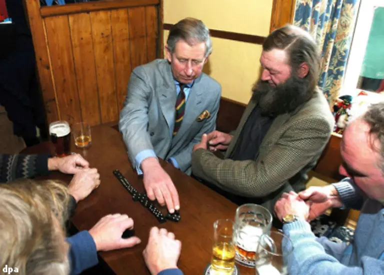 133-oder-trifft-sich-mit-Bekannten-zu-einer-Runde-Domino-Wenn-es-demnaechst-auch-mal-spaeter-wird-braucht-er-nicht-zu-fuerchten-dass-der-Rausschmeisser-kommt-und-auf-traditionelle-Weise-mit-den-Worten-Habt-ihr-denn-alle-kein-Zuhause-zum-Verlassen-des-Lokals-auffordert