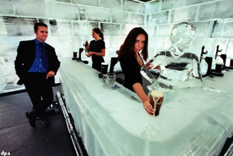 Das-Argument-lautet-Die-Leute-werden-weiter-genauso-viel-Bier-trinken-wie-bisher-sich-dafuer-aber-mehr-Zeit-nehmen-Das-bedeutet-dass-die-Barkeeper-und-Schankwirte-laenger-arbeiten-und-entsprechend-bezahlt-werden-muessen