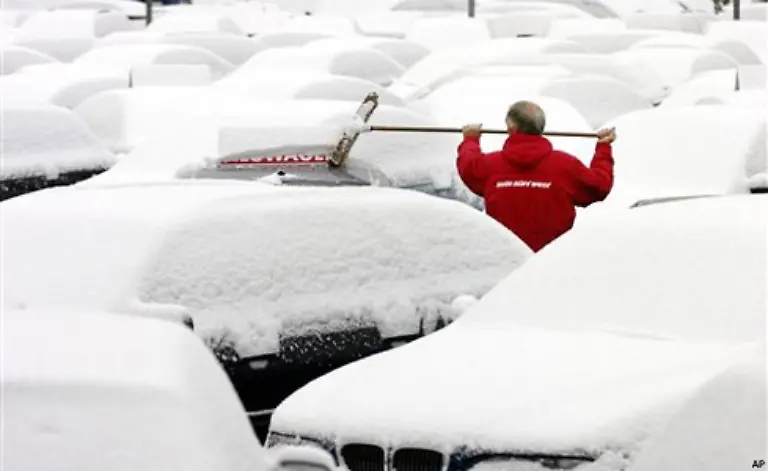 Waehrend-man-in-der-Schweiz-gewohnt-ist-mit-solchen-Schneebergen-umzugehen