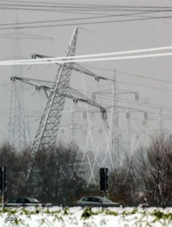Die-Schneefaelle-sorgten-fuer-eine-dicke-Eissschicht-auf-Stromleitungen-Leitungen-rissen-teils-wurden-auch-Strommasten-beschaedigt