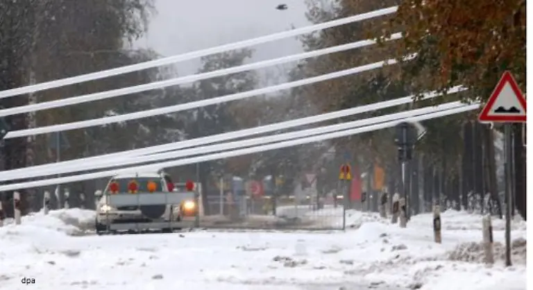 Die-wegen-der-Schneelast-durchhaengenden-Stromleitungen-im-Kreis-Coesfeld-wurden-zu-einer-Gefahr-Der-Abstand-der-Ueberlandleitungen-zum-Boden-sei-stellenweise-so-gering-dass-fuer-Neugierige-und-Passanten-hoechste-Vorsicht-geboten-sei-teilte-eine-Sprecherin-des-Kreises-mit