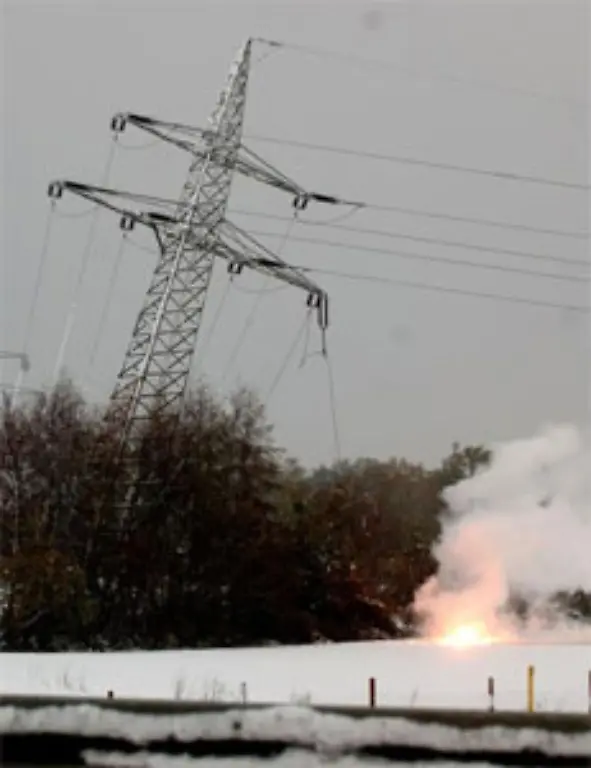 Es-bestehe-Lebensgefahr-Die-Menschen-wurden-ausdruecklich-davor-gewarnt-sich-den-Stromleitungen-zu-naehern-Am-besten-sollten-die-Wohnungen-nicht-verlassen-werden