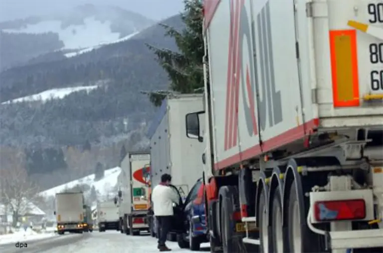 Wer-Glueck-hatte-wurde-von-Helfern-mit-heissen-Getraenken-und-Decken-versorgt