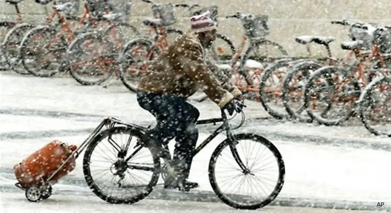 Glueck-hat-dieser-Spanier-der-immerhin-mit-dem-Fahrrad-seine-kleine-Gasration-noch-ins-Trockene-bringen-konnte