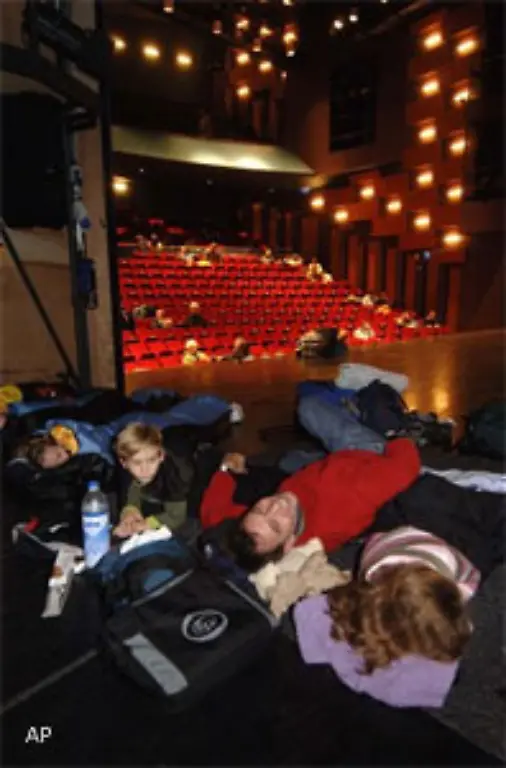 Diese-Reisenden-in-Holland-hatten-da-schon-mehr-Pech-Sie-mussten-in-einer-Notunterkunft-im-Rabo-Theater-in-Hengelo-uebernachten