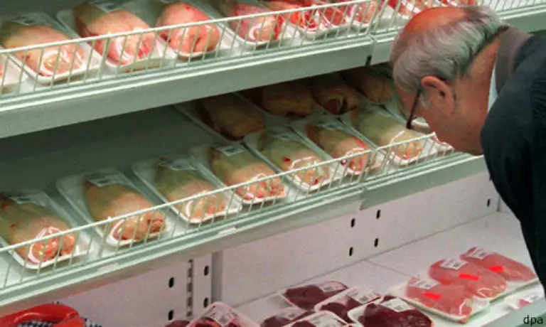 Nicht-nur-vergammeltes-Fleisch-macht-den-Verbrauchern-Sorgen-Greenpeace-hat-im-Herbst-2005-in-fuenfwoechiger-Detektivarbeit-einen-Obst-und-Gemuese-Skandal-aufgedeckt