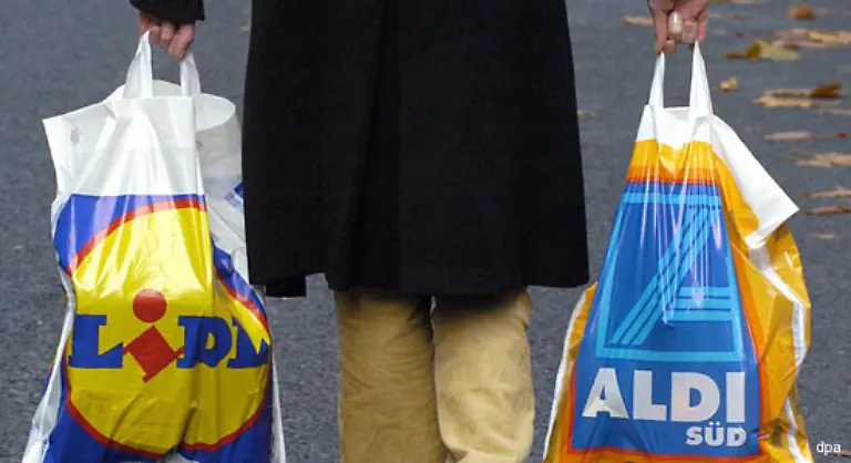 Aldi-oder-Lidl-Auch-wenn-Aldi-als-Sieger-der-Studie-abschneidet-ist-nach-Meinung-von-Greenpeace-kein-Discounter-zu-empfehlen-Der-Billigtrend-sorge-dafuer-dass-die-Lebensmittel-immer-staerker-belastet-seien